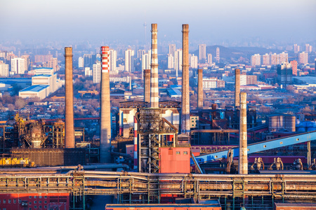 重烟在北京的重工业工厂的烟囱照片