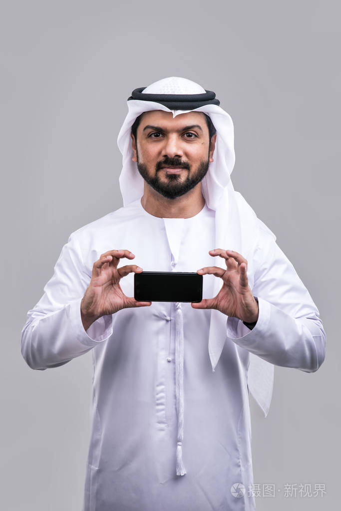 阿拉伯英俊男子工作室肖像