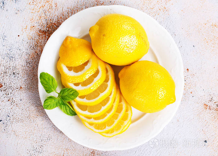 新鲜柠檬和柠檬片在盘子上