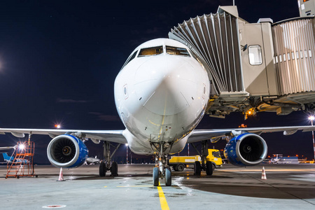 飞机停机坪在机场的停车舷梯晚上照片