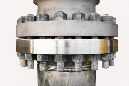 双金属复合管法兰用螺栓在孤立的背景下，石油和天然气工业管道和安装在植物或过程