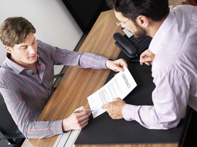 在办公室签合同照片