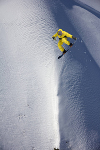 山上的飞行滑雪板。极端的冬季运动