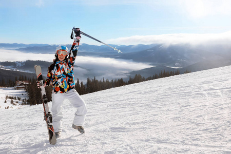 滑雪背道而驰快乐女人
