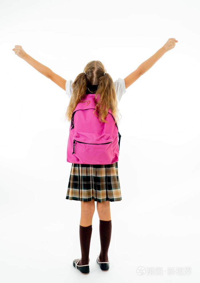 美丽的金发女孩穿着制服背着一个大粉红色的书包与