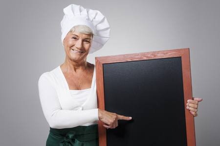 经验丰富的女厨师与黑板