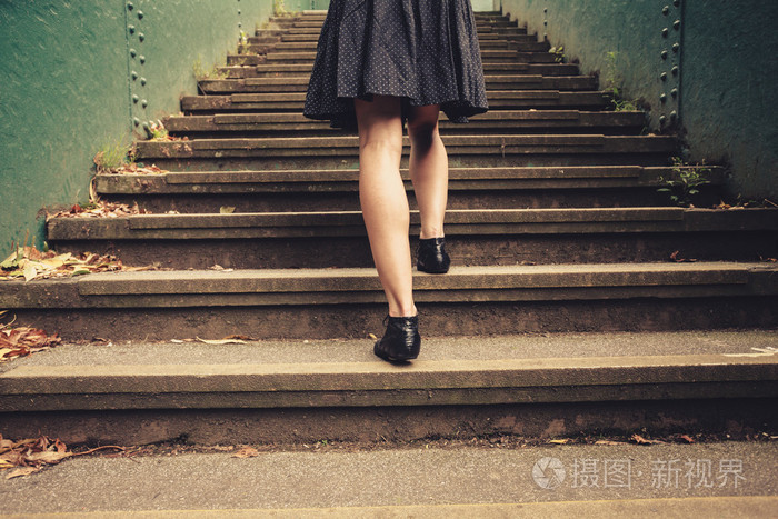 年轻女子走楼梯