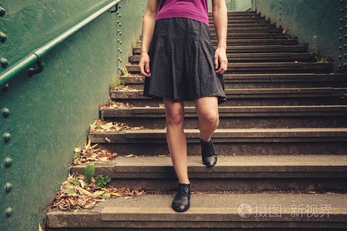 年轻女子走下楼梯