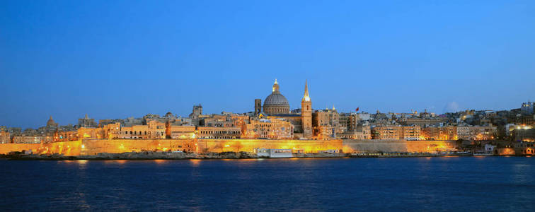 瓦莱塔, 马耳他, 在晚上的天际线与 Carmelite 教堂圆顶和圣保罗的塔