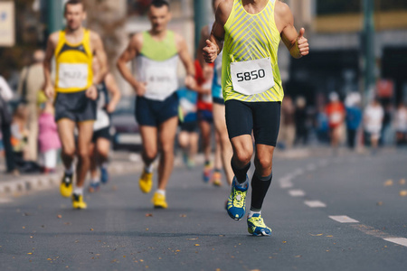 一群活跃的人在城里跑马拉松比赛。健康的生活方式。减肥。秋秋季城市马拉松跑