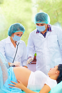 在分娩过程中医生听婴儿的心跳图片