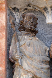 在克罗地亚萨格勒布圣马克教堂南门户上的圣人雕像
