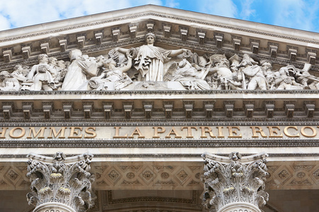 在法国，巴黎的万神殿门面