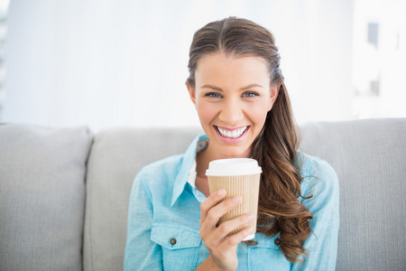 持杯咖啡具吸引力微笑女人肖像