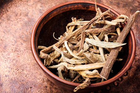 带黄头根茶的茶杯带黄头根茶的茶杯从旋覆花根提取物药用根云威灵药材