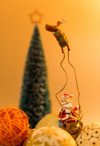 圣诞老人与许多球以圣诞树上一个驯鹿