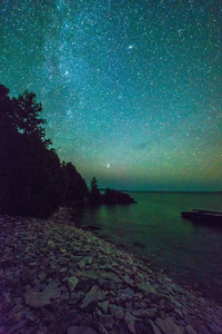 银河和星空沿格鲁吉亚湾湖岸