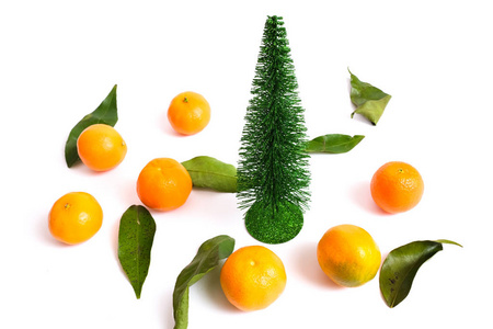 新鲜成熟的橘子和圣诞树玩具在白色背景