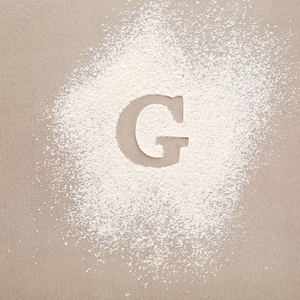 散面粉上的字母 G 剪影