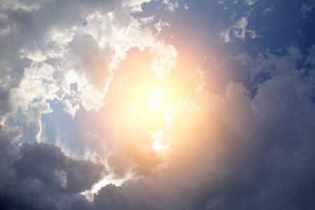 白色美丽蓬松的卷曲的云彩在蓝天和太阳, 白云和蓝天的背景, 地方为文本