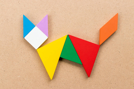 木材背景下猫形的颜色七巧板拼图照片