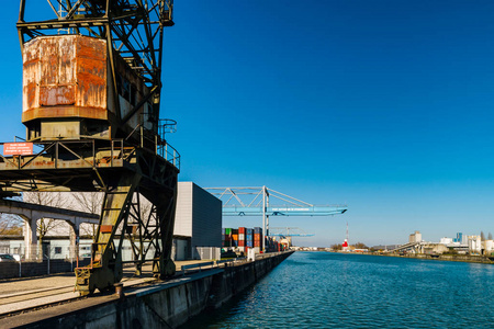 斯特拉斯堡货运港口码头, 阳光明媚的一天与 bluew sk