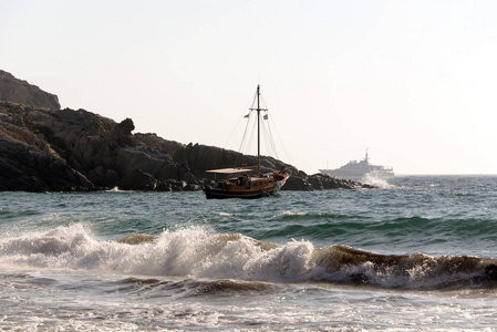 希腊帕特莫斯岛波浪中的一艘小船