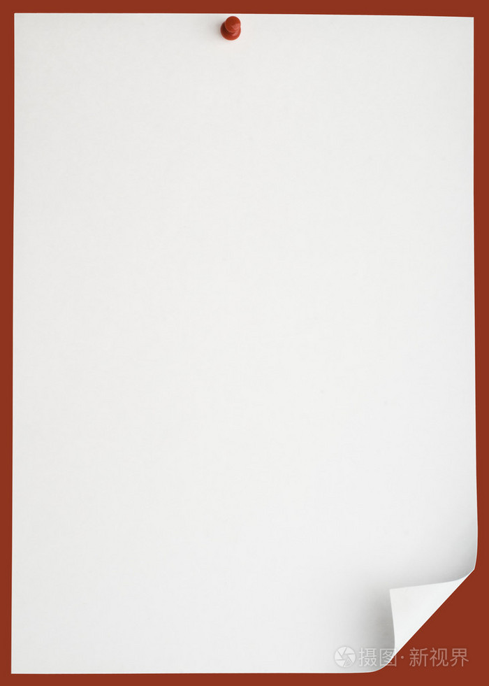 图钉钉住单一空白便笺纸