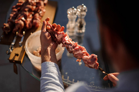 人的后面看法在钢串肉串鲜肉片断