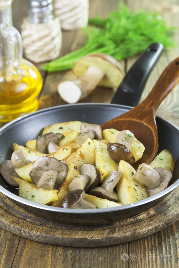 炸的土豆炒蘑菇