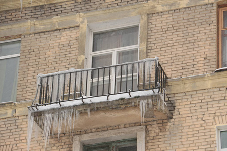 阳台上挂着冰柱