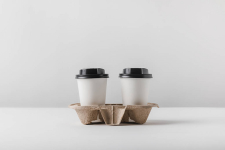 桌上的纸板托盘里的两杯咖啡