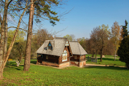 俄罗斯森林空地上的一座神话般的房子