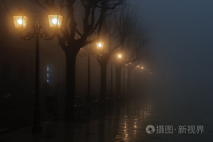 一个多雾的夜晚