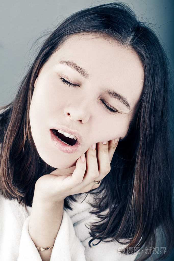 美丽的女人有牙痛靠拢