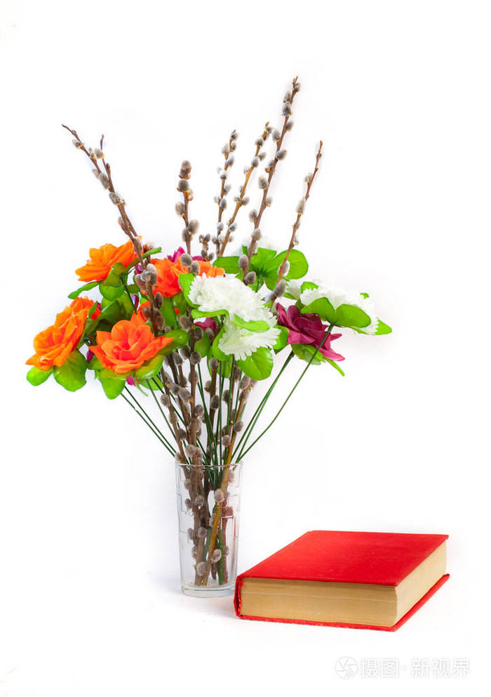 一束花的重量和书.在白色 backg 上被隔离
