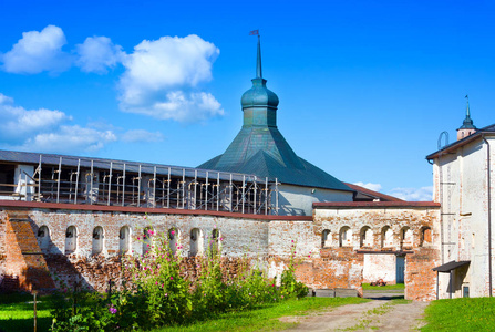 堡垒塔和墙上的 Kirillo Belozersky 修道院附近的市洛夫，俄罗斯沃洛格达州
