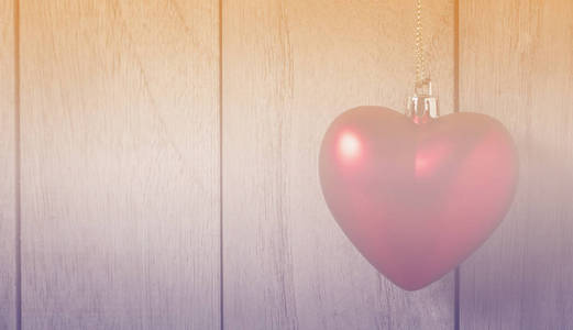 美丽的情人节背景与红色的心在木质背景