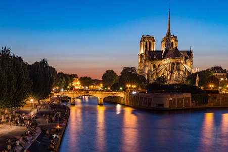 巴黎圣母院和塞纳河码头在夜间