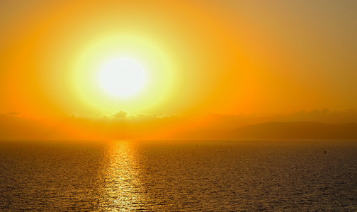 景区日落阿尔盖罗黄昏的巨大太阳照片