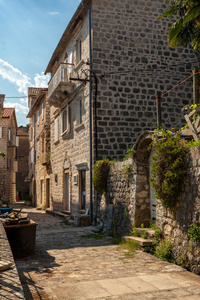 狭窄的街道古城 Perast，黑山