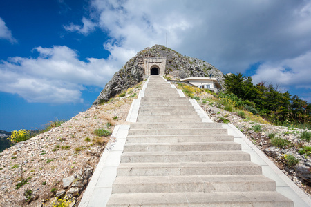 楼梯与隧道在 Lovcen 山的景观