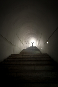 人站在光束与手 ra 在隧道的尽头