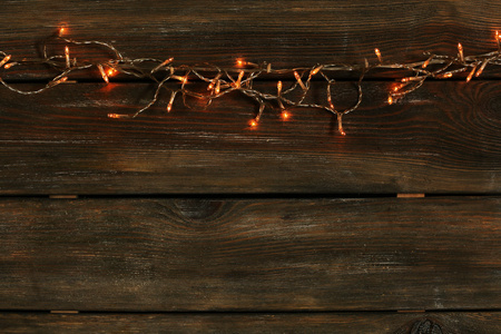 木制背景上圣诞灯