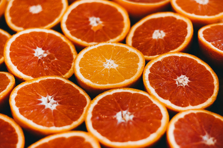 抽象的红色背景与柑橘果实的葡萄柚切片。特写
