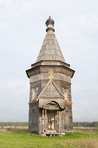 古老的木制教堂，红色 Lyaga 俄罗斯