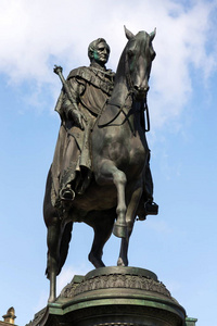 国王约翰马车手雕像, 萨克森纪念碑在歌剧房子前面 Semperoper 音乐厅在德国德累斯顿