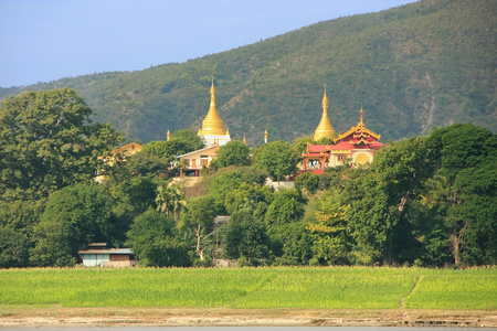 从这条河，曼德勒，缅甸 Mingun 的视图