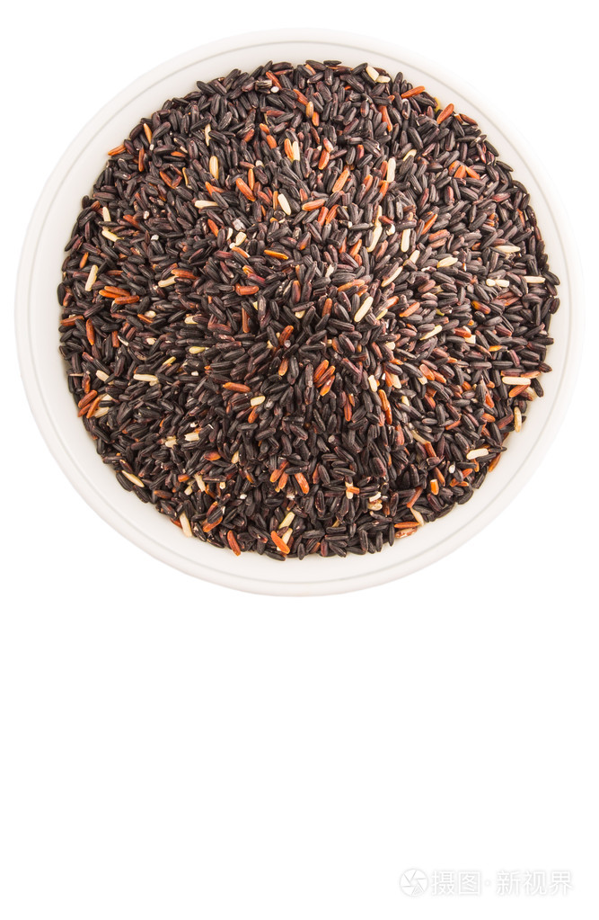 在白色背景上的白色碗黑糯米