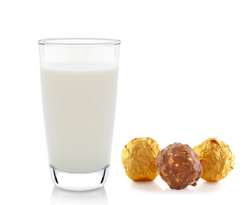 牛奶和巧克力被隔绝在白色背景上